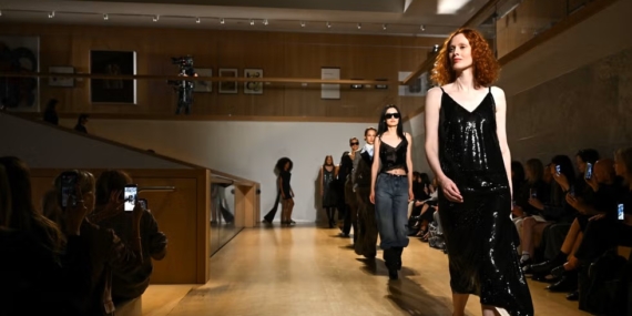 M&S 100 yıllık moda arşivini Londra’da podyuma taşıdı